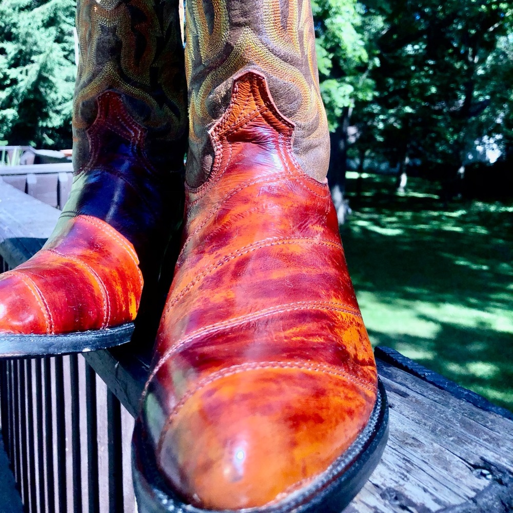 Men’s two toned sienna sunset country western boots. Pointed toe; Black heel